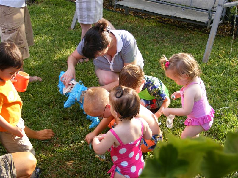 DaveOsBDayParty (103).JPG - YUMMY GOODNESS!!!... Quick, disect that dinosaur pinata!!!